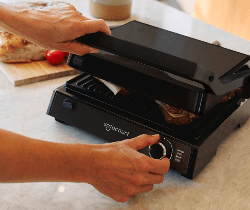 De black on black blender en contactgrill van Safecourt Kitchen - Safecourt Kitchen