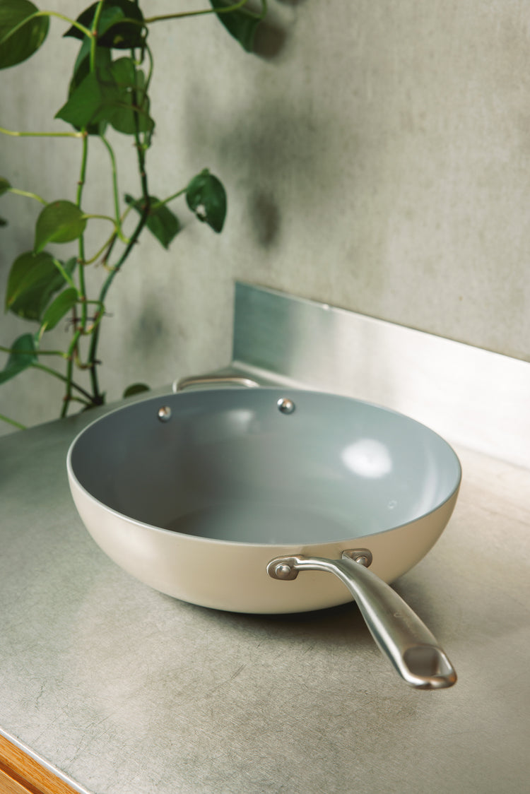 Beige wokpan 30 cm op het aanrecht