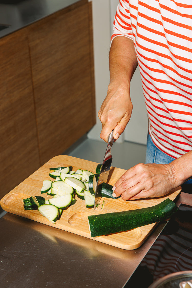 Courgette snijden op een snijplank van FSC-berkenhout