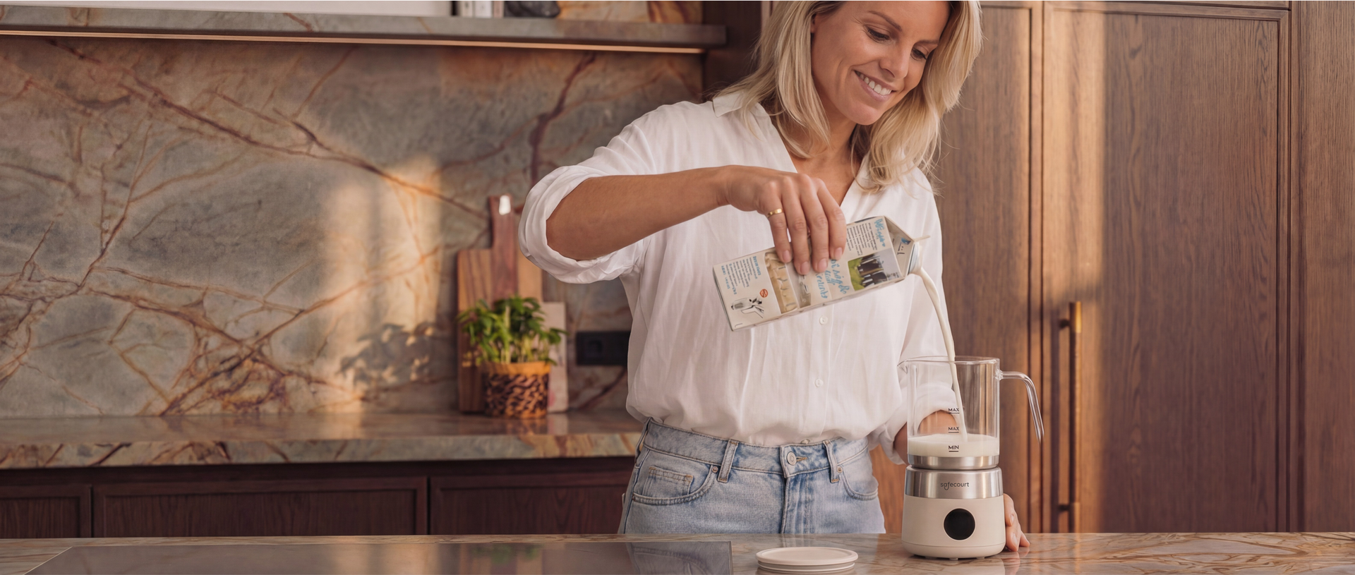 Back in stock.   De beige glazen melkopschuimer.